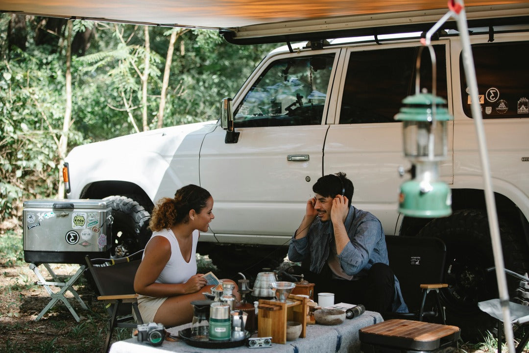 Réchaud de camping allumé avec popote et café du matin en pleine nature